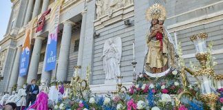 Una escena de la fiesta de la Almudena de 2022 con el alcalde y las autoridades ante la catedral