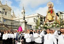 Procesión con la Virgen de la Almudena ante la catedral de Madrid