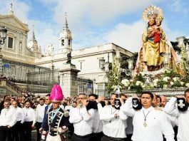 Procesión con la Virgen de la Almudena ante la catedral de Madrid