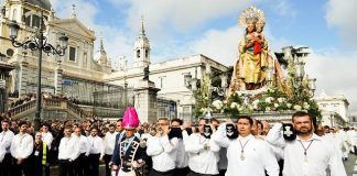 Procesión con la Virgen de la Almudena ante la catedral de Madrid