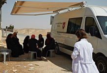 La maternidad móvil del Hospital católico de Belén recorre el desierto de Judea con la Cruz de Malta.