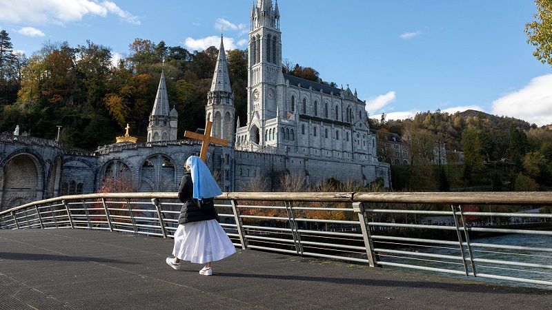 Una religiosa con una cruz en el santuario de LOurdes, foto de Pierre Vincent para el santuario