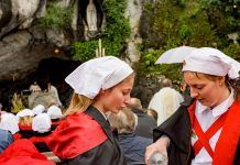 Voluntarias de Orden de Malta en Lourdes, foto de Lacaze y Alex Wright para el santuario