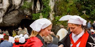 Voluntarias de Orden de Malta en Lourdes, foto de Lacaze y Alex Wright para el santuario