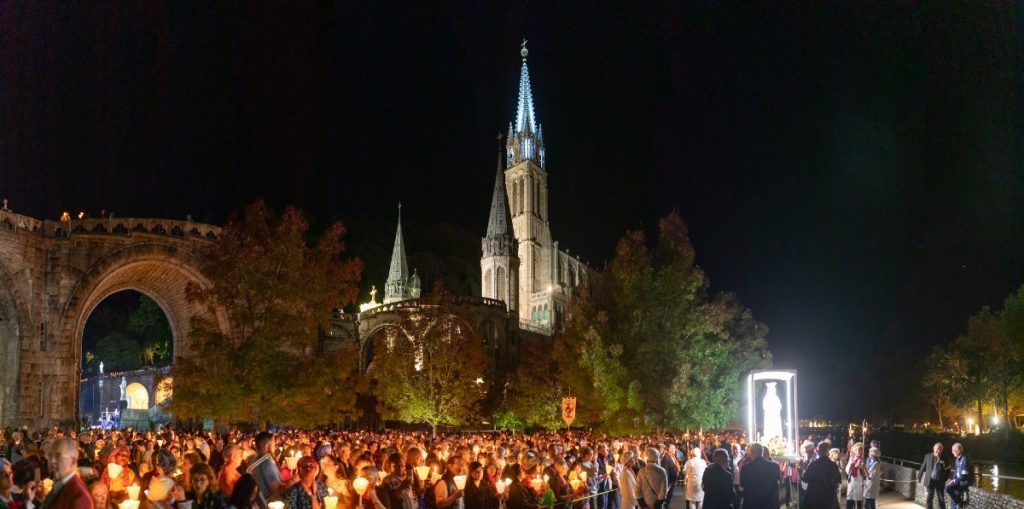 Procesión de antorchas en la Vigilia de la Virgen de Lourdes, en el santuario, en 2025