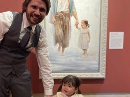 Jordan Ring-Sakabe, con su hija junto al cuadro "De ellos es el reino".