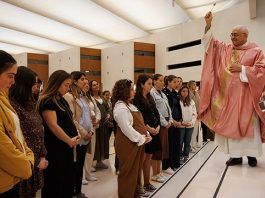 El obispo de Fátima, José Ornelas, hace una bendición a embarazadas en marzo de 2025 en Fátima