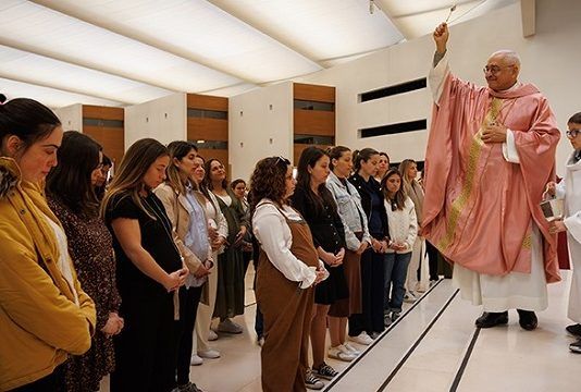 El obispo de Fátima, José Ornelas, hace una bendición a embarazadas en marzo de 2025 en Fátima