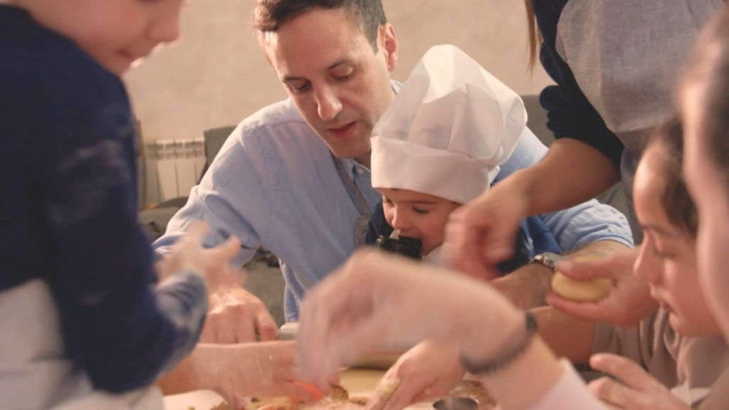 Una familia de acogida, en un vídeo promocional de la Aesaf.