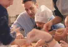 Una familia de acogida, en un vídeo promocional de la Aesaf.