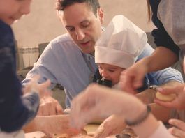 Una familia de acogida, en un vídeo promocional de la Aesaf.