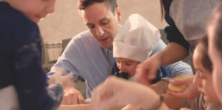 Una familia de acogida, en un vídeo promocional de la Aesaf.