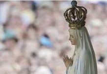 La imagen de Fátima el 13 de mayo, acompañada por cientos de miles de personas.