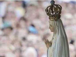 La imagen de Fátima el 13 de mayo, acompañada por cientos de miles de personas.
