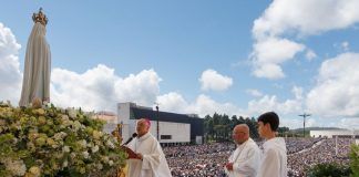 José Ornelas, obispo de Leiria-Fátima, ante la Santísima Virgen.