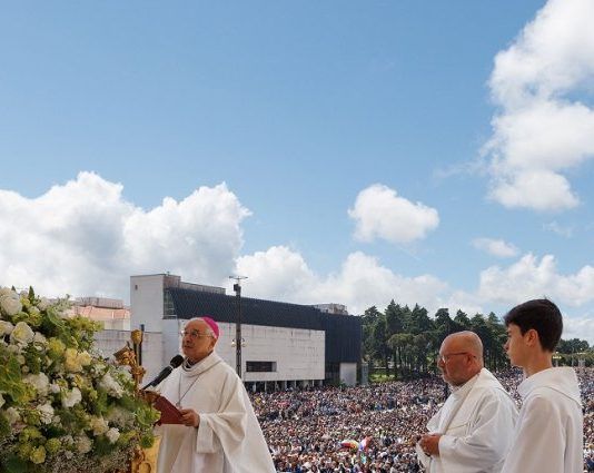José Ornelas, obispo de Leiria-Fátima, ante la Santísima Virgen.