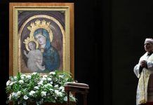 El aún cardenal Robert Prevost dirigiendo el rezo del Rosario en 2025 por la curación del Papa Francisco