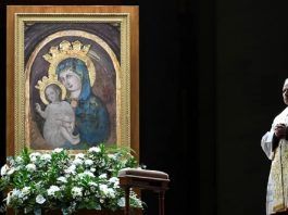 El aún cardenal Robert Prevost dirigiendo el rezo del Rosario en 2025 por la curación del Papa Francisco