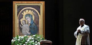 El aún cardenal Robert Prevost dirigiendo el rezo del Rosario en 2025 por la curación del Papa Francisco