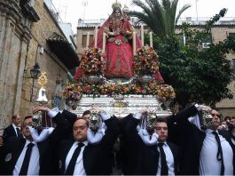 Procesión con la Virgen de Araceli, en Lucena, Córdoba, donde es patrona