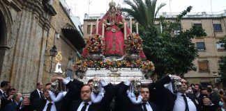 Procesión con la Virgen de Araceli, en Lucena, Córdoba, donde es patrona