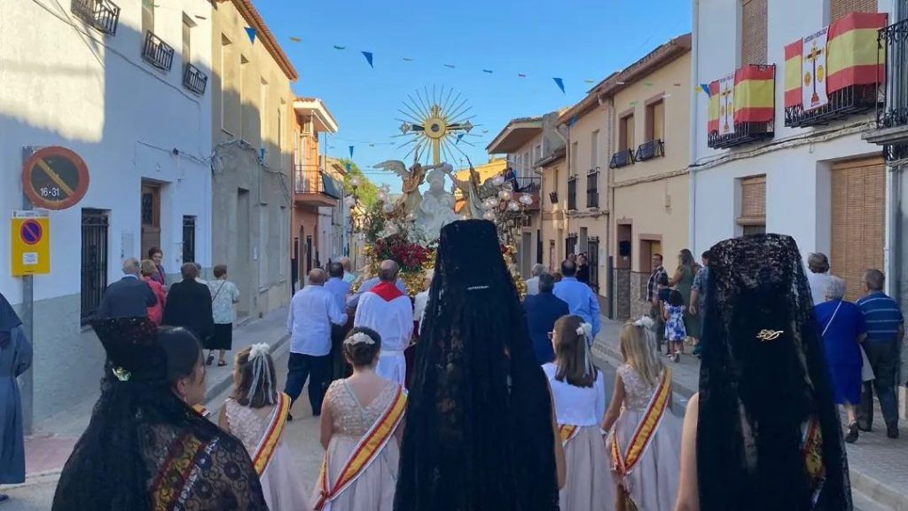 La procesión del Lignum Crucis en Alpera el pasado 14 de septiembre. La Cruz se celebra dos veces al año, ahora toca la Cruz de Mayo.