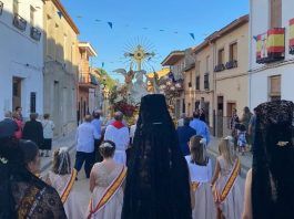 La procesión del Lignum Crucis en Alpera el pasado 14 de septiembre. La Cruz se celebra dos veces al año, ahora toca la Cruz de Mayo.