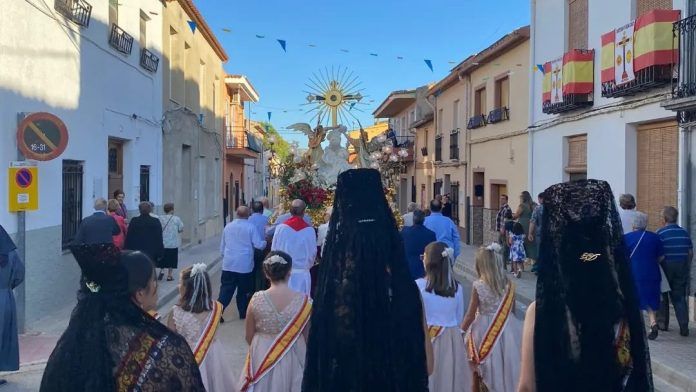 La procesión del Lignum Crucis en Alpera el pasado 14 de septiembre. La Cruz se celebra dos veces al año, ahora toca la Cruz de Mayo.