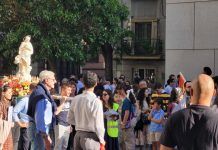La imagen de Madre Ven presidió el rezo del Rosario por el centro de Madrid.