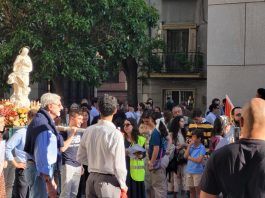 La imagen de Madre Ven presidió el rezo del Rosario por el centro de Madrid.
