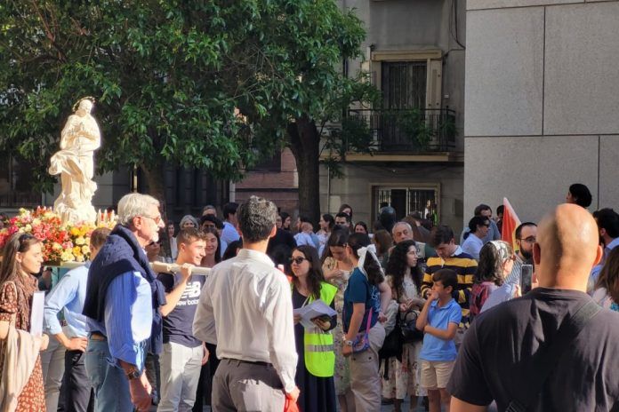 La imagen de Madre Ven presidió el rezo del Rosario por el centro de Madrid.