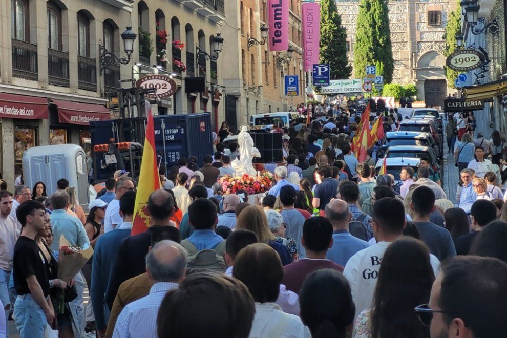 Muchas personas que 'pasaban por allí' se fueron sumando al Rosario.