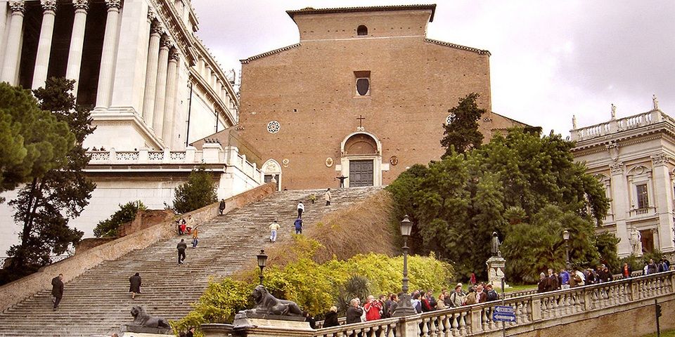 La exigente escalera de Santa María in Aracoeli en Roma, en el Monte Capitolino