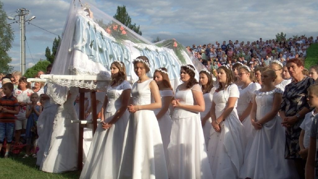 Las jóvenes llevan a la Virgen Dormida en la fiesta de la Asunción vestidas de blanco, a menudo de novias