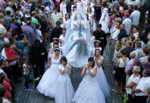 En Borek Stary, Polonia, en la Asunción, las mujeres vestidas de novia llevan a la Virgen Dormida
