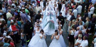 En Borek Stary, Polonia, en la Asunción, las mujeres vestidas de novia llevan a la Virgen Dormida