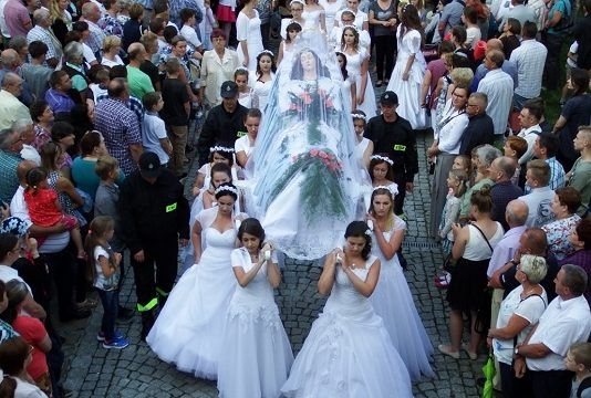 En Borek Stary, Polonia, en la Asunción, las mujeres vestidas de novia llevan a la Virgen Dormida
