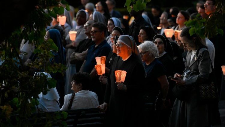 Asistentes al Rosario de fin de mayo en la gruta de Lourdes de los Jardines Vaticanos con León XIV