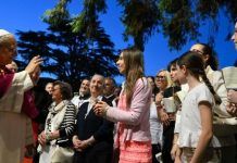 El Papa León bendice a los asistentes al Rosario en la gruta de Lourdes de los Jardines Vaticanos