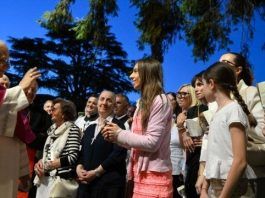 El Papa León bendice a los asistentes al Rosario en la gruta de Lourdes de los Jardines Vaticanos