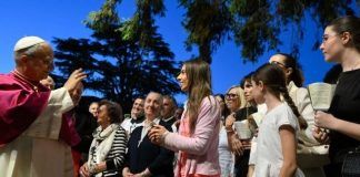 El Papa León bendice a los asistentes al Rosario en la gruta de Lourdes de los Jardines Vaticanos