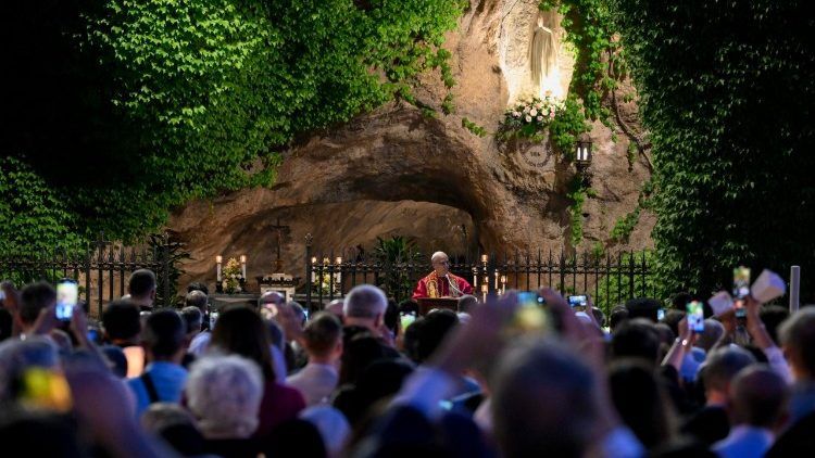 Rosario de fin de mayo en la gruta de Lourdes de los Jardines Vaticanos con León XIV