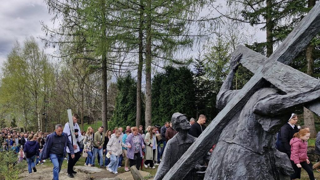 El Viacrucis de Pasierbiec, al aire libre, duro, áspero, hermoso, atrae peregrinos devotos