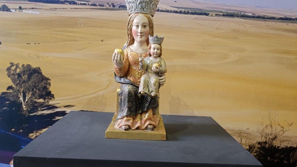 Virgen de Gracia de Carmona, una talla de románico catalán del siglo XIII, pero suele ir revestida de trajes barrocos