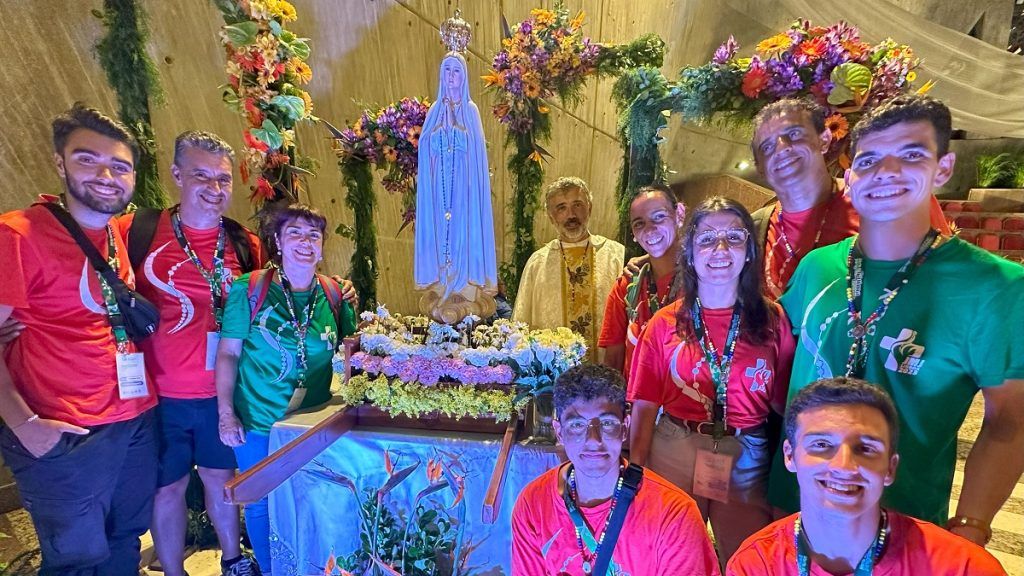 La Virgen Peregrina de Fátima en Venezuela en 2024, con veteranos de la JMJ de Lisboa
