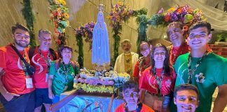 La Virgen Peregrina de Fátima en Venezuela en 2024, con veteranos de la JMJ de Lisboa