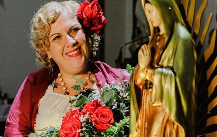 La cantautora católica panameña Ana de Watts agradece a la Virgen su intercesión en la vida familiar
