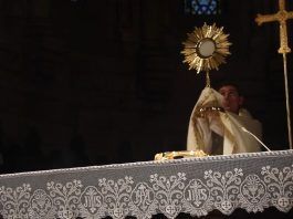 La bendición con el Santísimo en la vigilia anterior al inicio de la JEMJ.