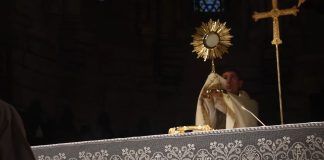 La bendición con el Santísimo en la vigilia anterior al inicio de la JEMJ.