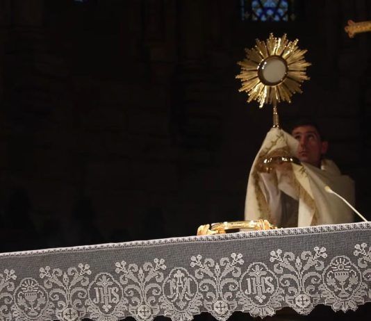 La bendición con el Santísimo en la vigilia anterior al inicio de la JEMJ.